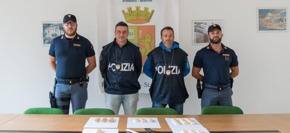 Viaggiava in treno da Monaco a Verona, dentro l'addome trasportava ovoli per 1,4 kg di droga
